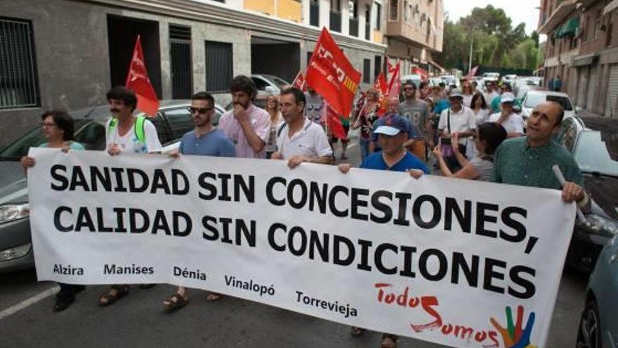 La protesta acabó con la lectura de un manifiesto en el Hospital del Vinalopó.