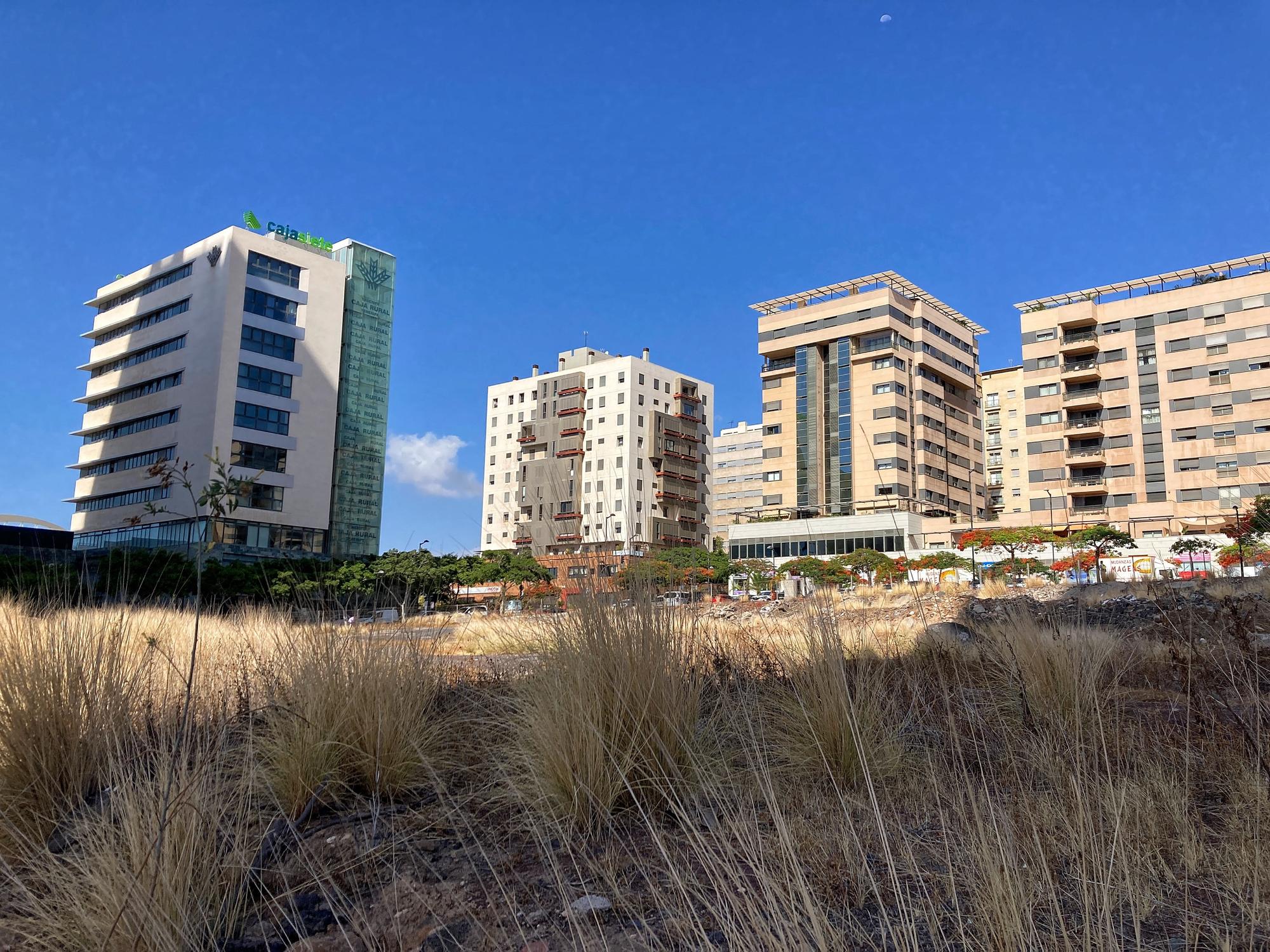 Espacio entre las dos torres de Cabo Llanos, donde se va a construir una plaza.