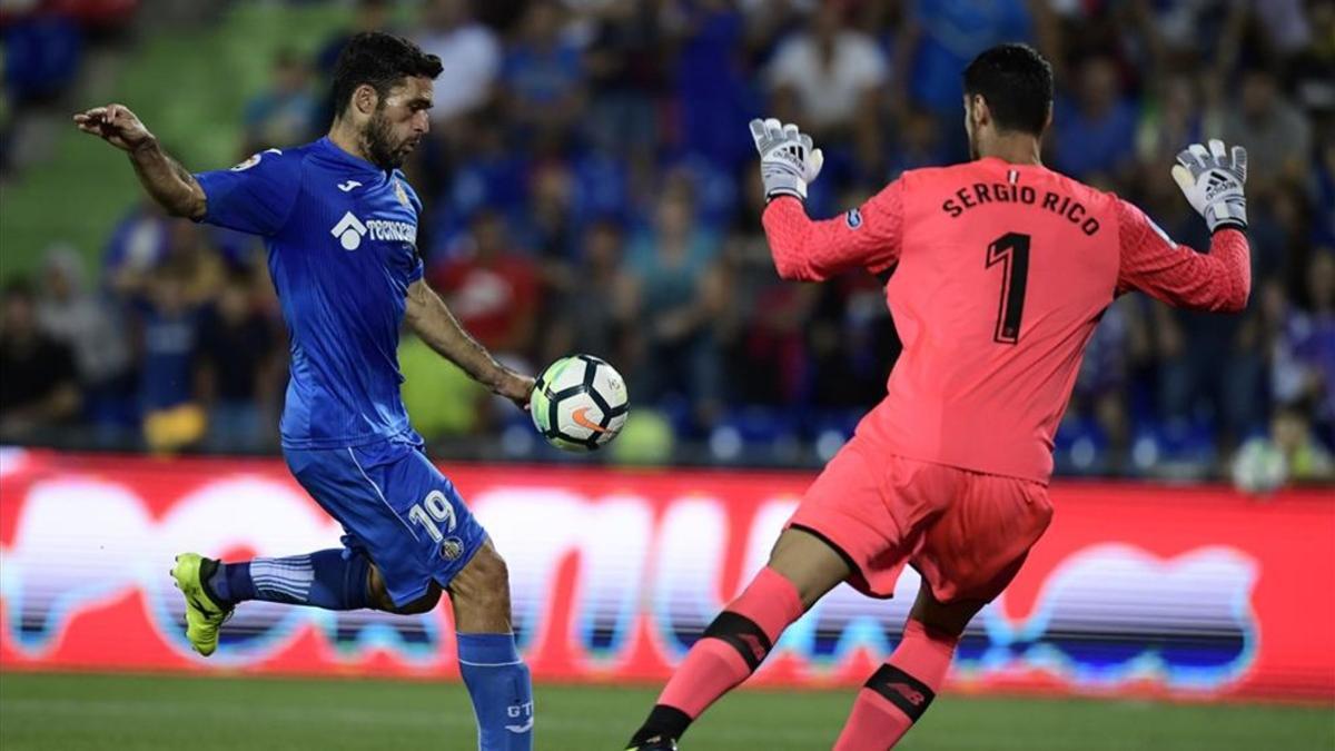 Sergio Rico salvó la victoria del Sevilla parando este remate a Jorge Molina