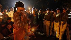 Una mujer en una vigilia en protesta por el aumento de violaciones en India