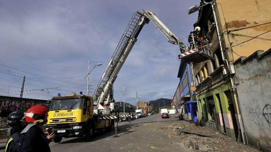 Cae el techo de una casa en La Felguera y su mal estado obliga a derribarla