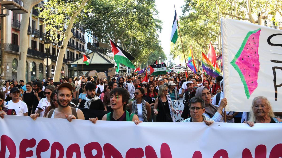 Manifestantes por los derechos LGBTI y por la paz en Palestina en la Rambla de Barcelona.