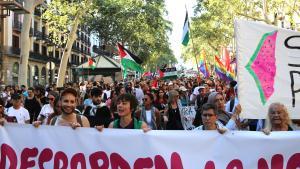 Manifestantes por los derechos LGBTI y por la paz en Palestina en la Rambla de Barcelona.