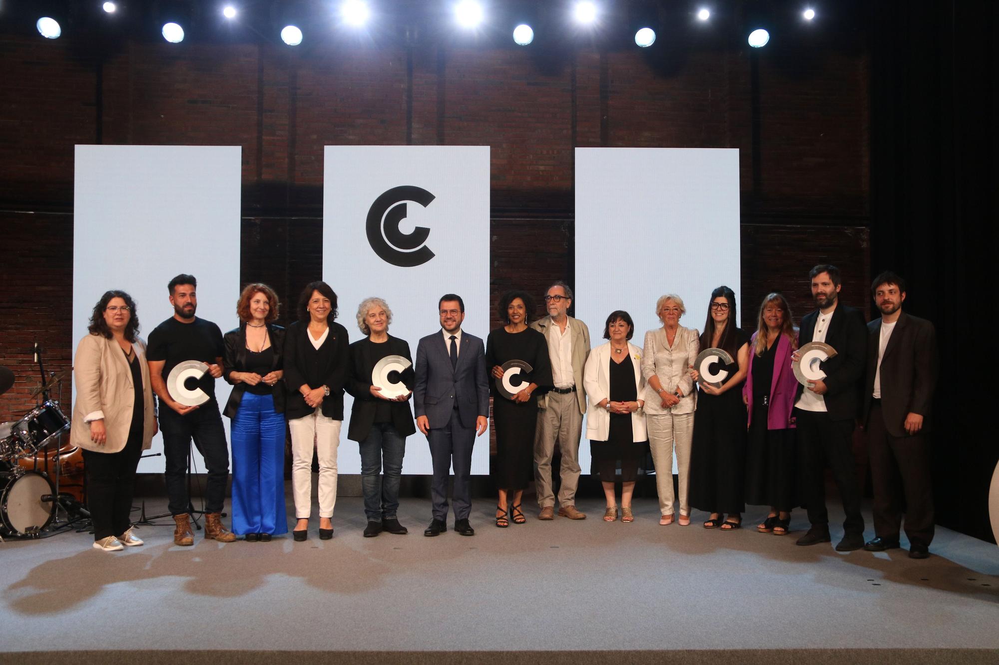 Fotografia de família amb autoritats, acompanyants i premiats dels Premis Nacionals de Cultura 2024