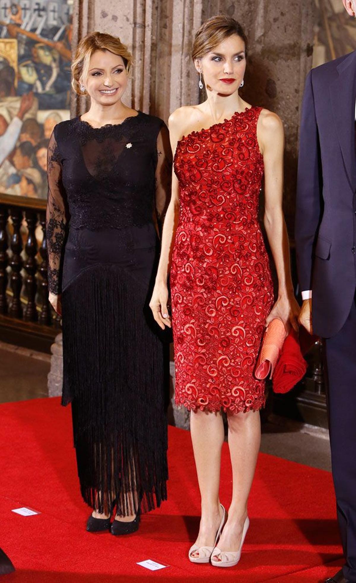 Looks de Letizia en su visita a Londres: Un espectacular vestido en rojo de Felipe Varela