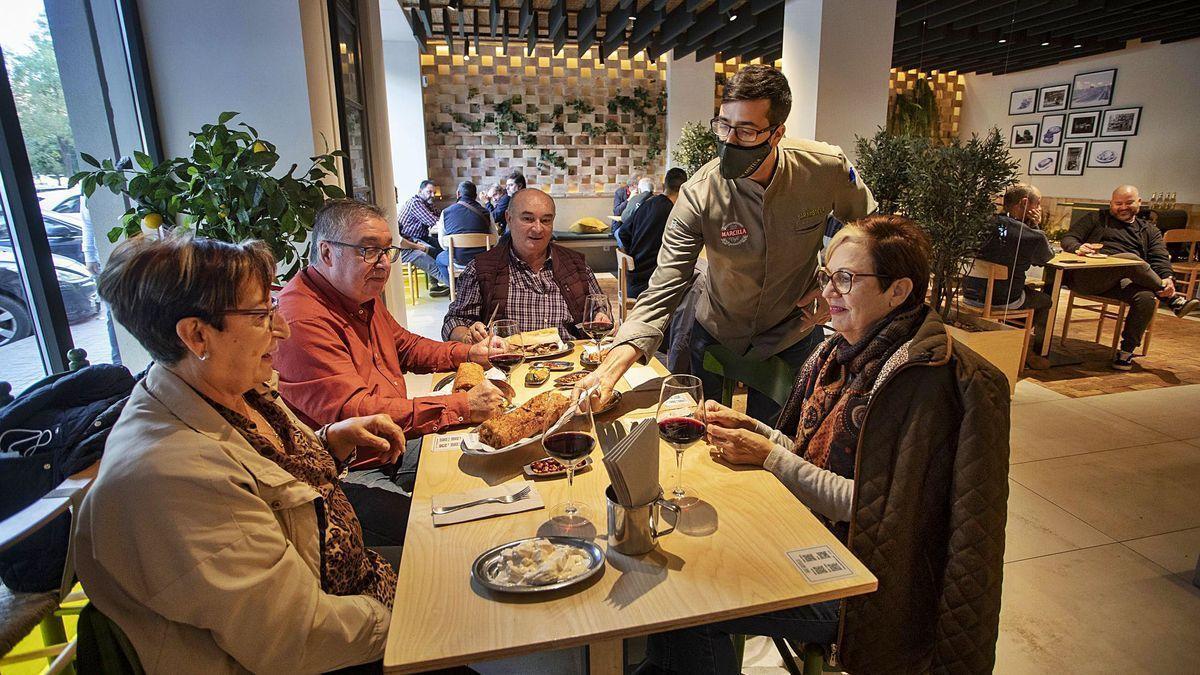 Dos matrimonios almuerzan en un bar.