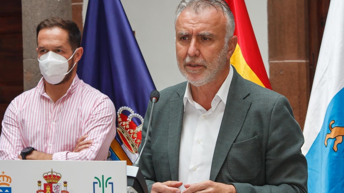 El presidente del Gobierno de Canarias, Ángel Víctor Torres, en la rueda de prensa ofrecida este miércoles; detrás, el presidente del Cabildo de La Palma, Mariano Hernández Zapata.