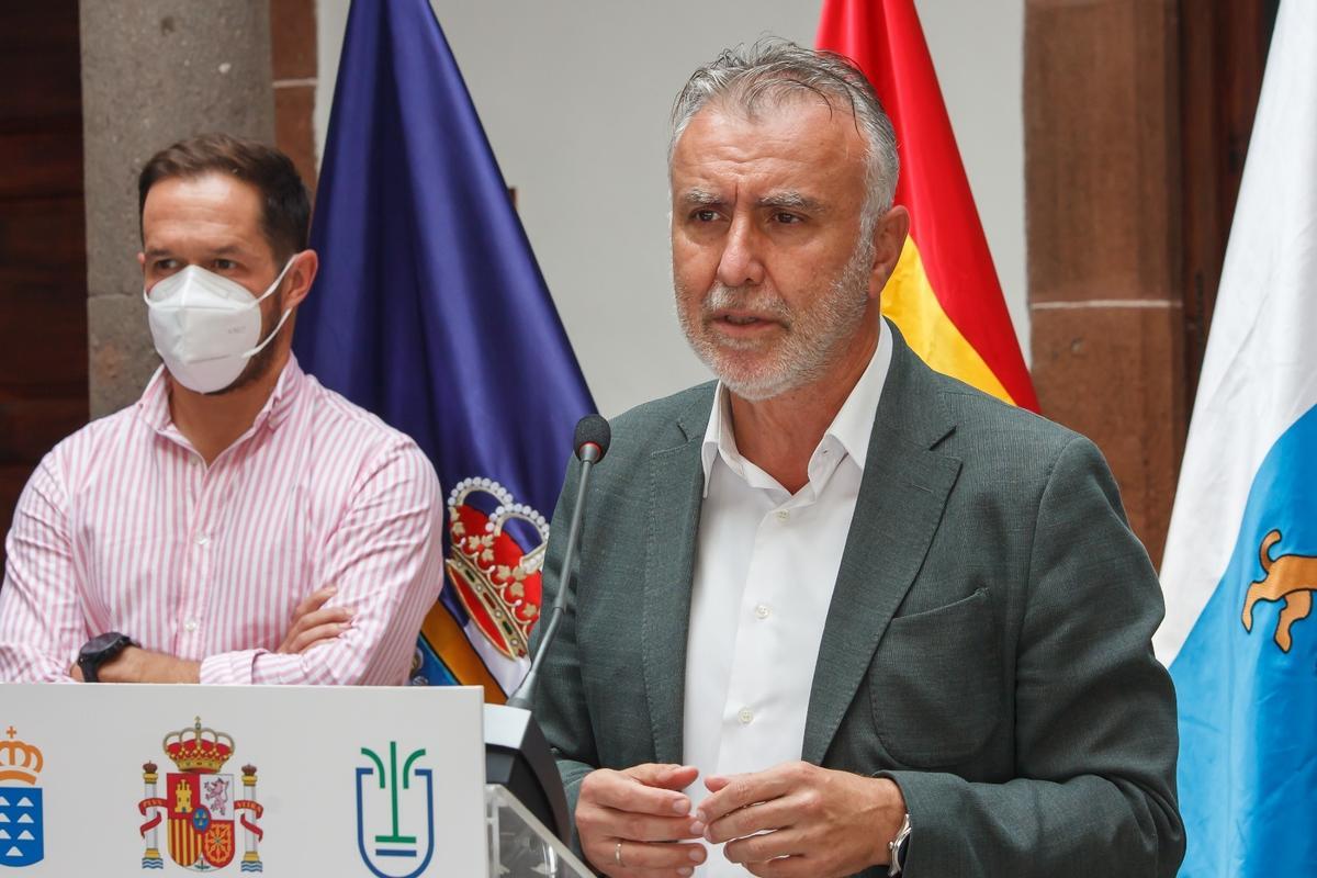 El presidente del Gobierno de Canarias, Ángel Víctor Torres, en la rueda de prensa ofrecida este miércoles; detrás, el presidente del Cabildo de La Palma, Mariano Hernández Zapata.