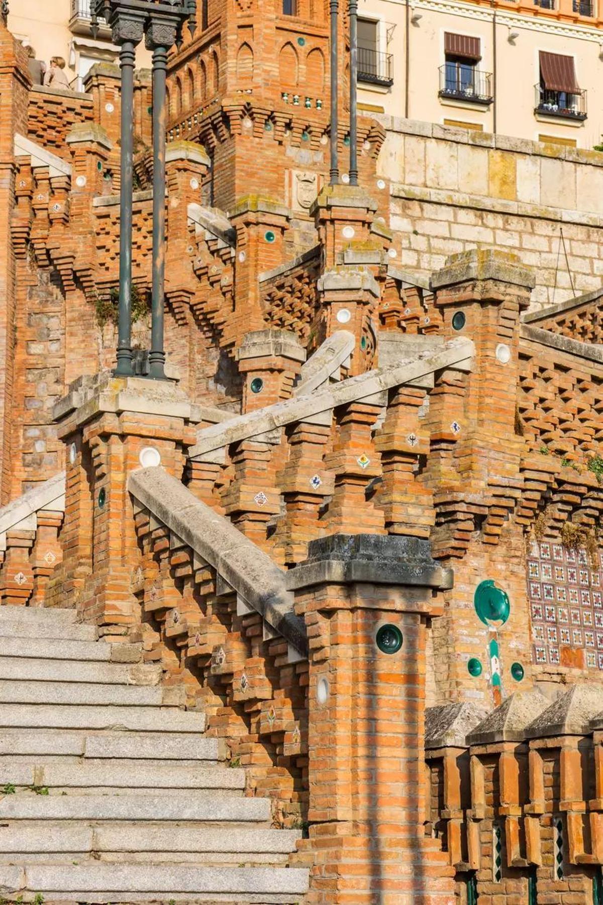 a escalinata sirve para conectar dos puntos en la ciudad.