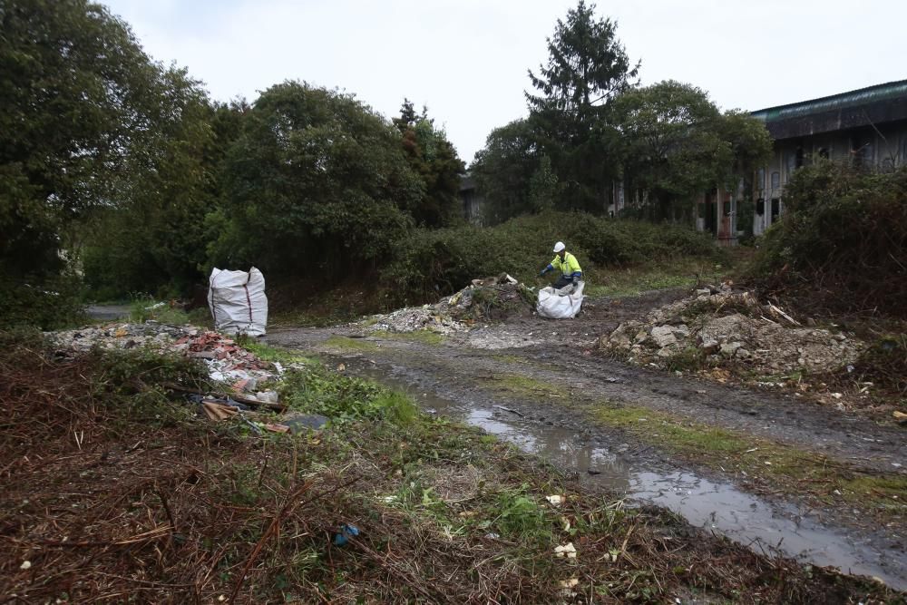 Los dueños de GEA en Coruxo retiran los escombros de su finca