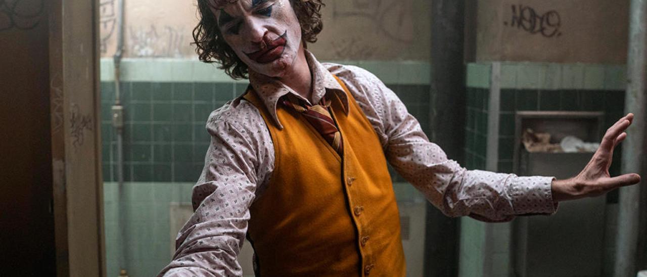 Joaquin Phoenix, en una escena de la película &quot;The Joker&quot;. // Warner Bros