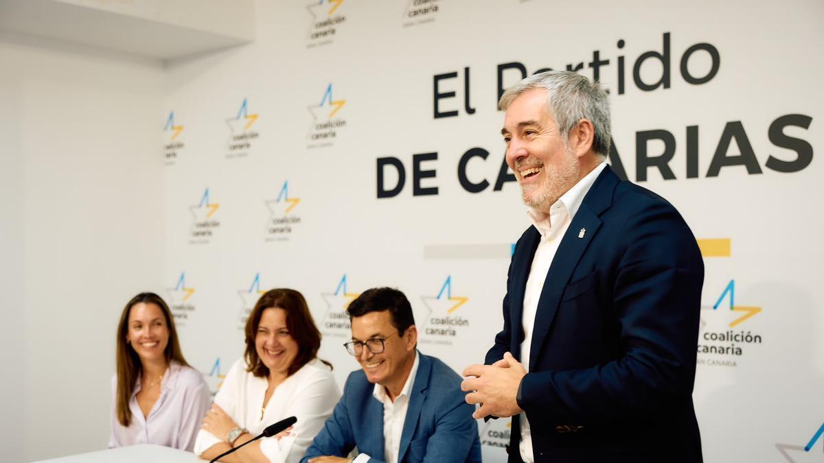 Fernando Clavijo junto a María Fernández, Beatriz Calzada y Pablo Rodríguez, este lunes.
