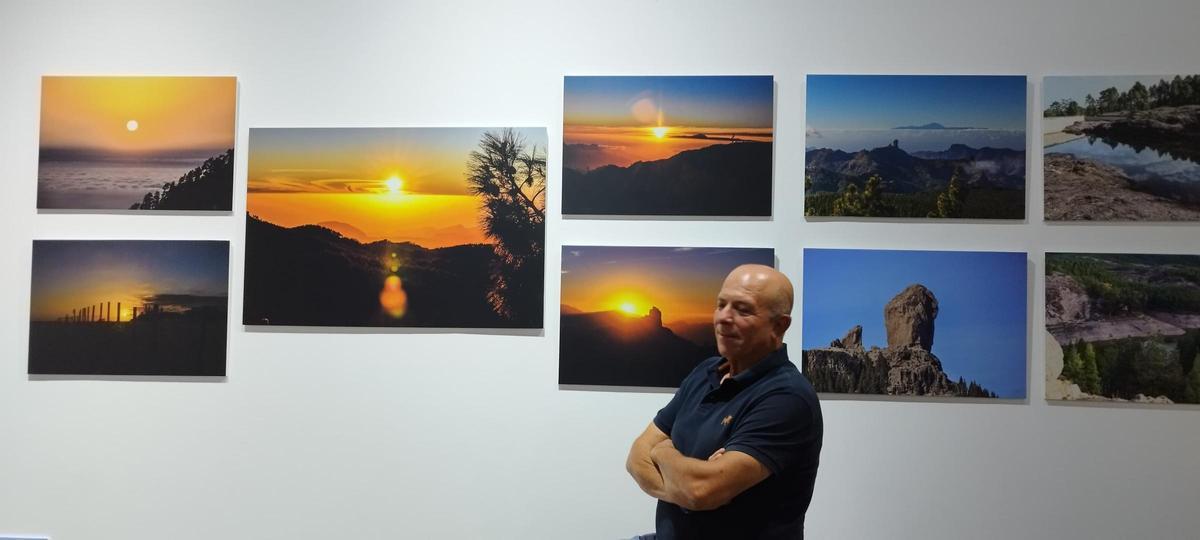 Antonio Alí junto a su exposición en Telde