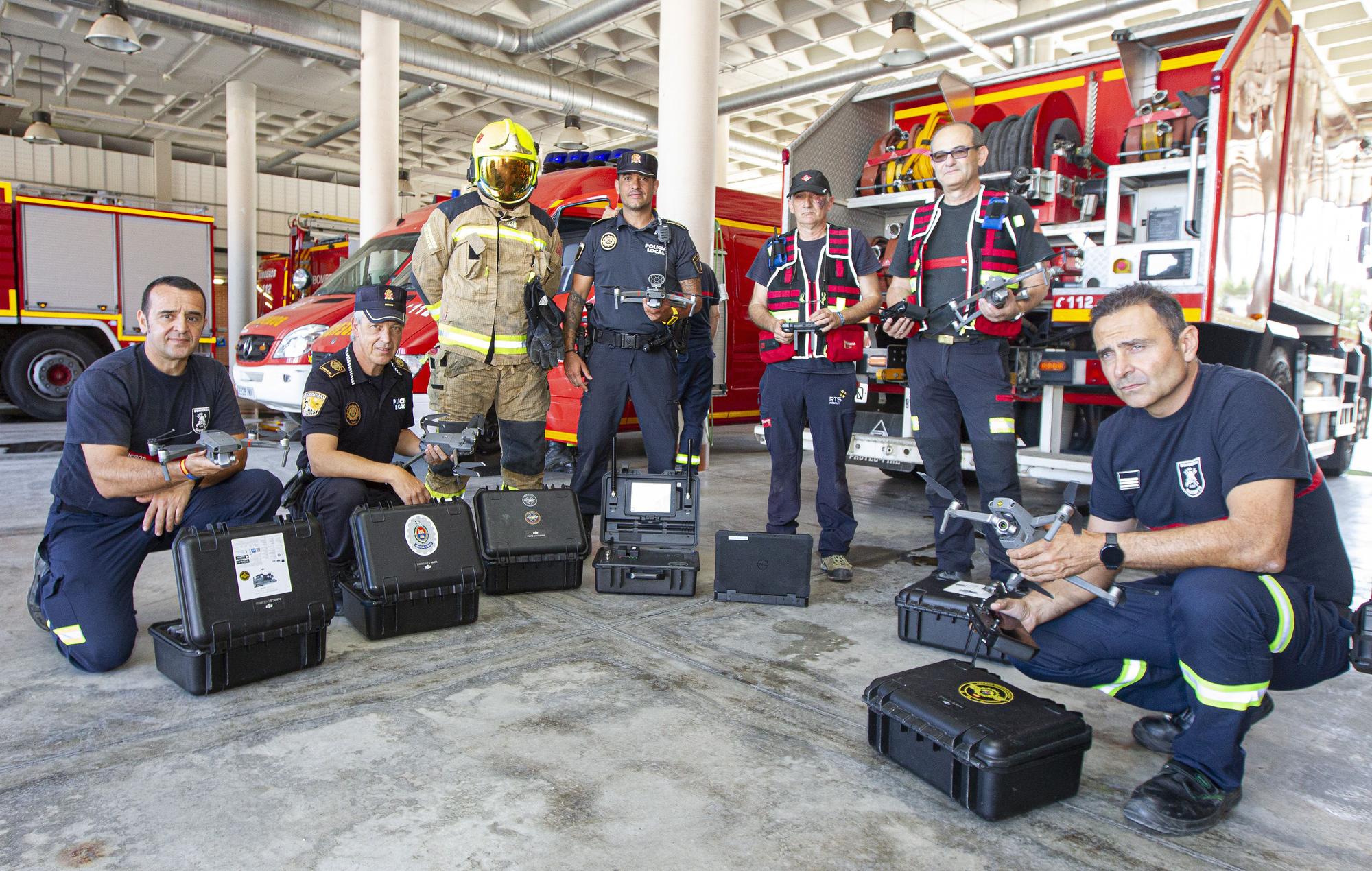 Los Bomberos preparan los drones que volarán en la noche de la Cremà