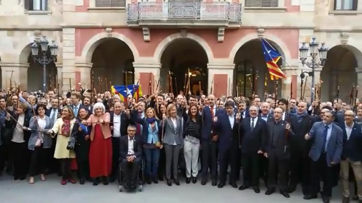 Alcaldes i ciutadans cridant independència davant del Parlament de Catalunya. 