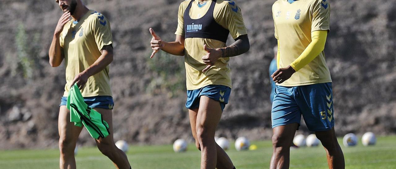 De izquierda a derecha: Armando Sadiku, Adalberto Peñaranda y Erick Ferigra en el entrenamiento de ayer en Barranco Seco. | | LP/DLP