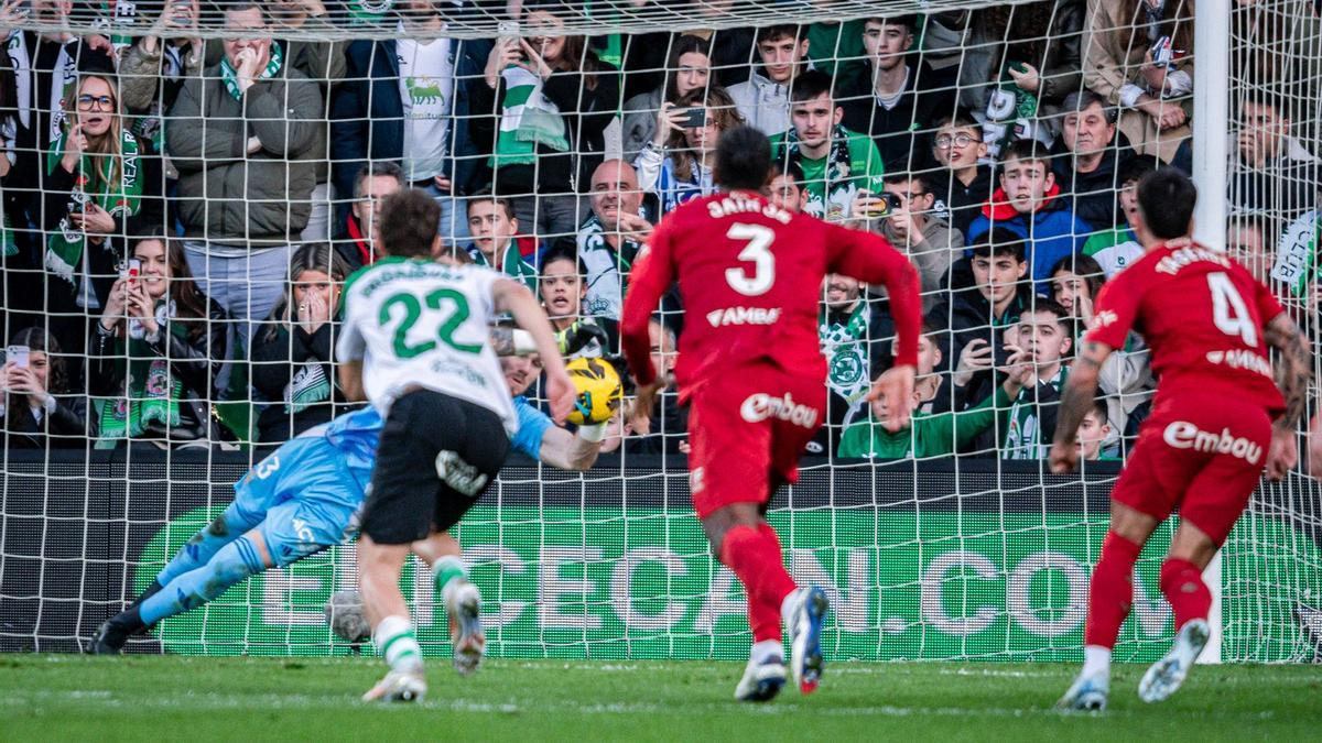 Poussin rechaza el penalti lanzado por Andrés Martín en el Racing-Zaragoza.