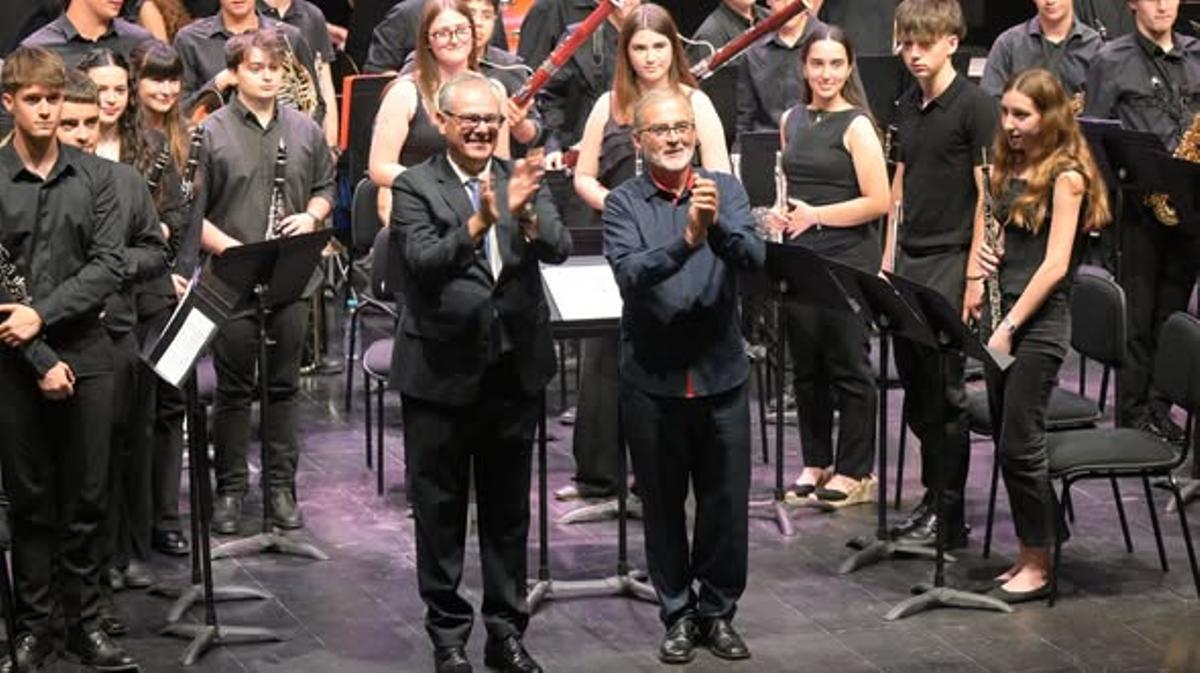 Xavier Martínez y Miguel  Molina aplauden al final del concierto.