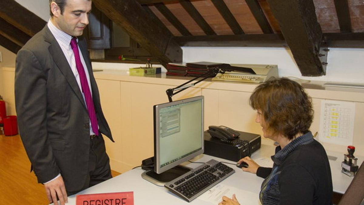 El diputado de PSC, Maurici Lucena, registra las propuestas de enmienda de su partido a la declaración soberanista, hoy, en el Parlament.