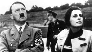 En la monumental epopeya ‘El triunfo de la voluntad’ (1935) documentó el Congreso del Partido Nazi celebrado en Nüremberg en 1934, y retrató a Führer como una divinidad; y ‘Olympia (1938), su no menos épico documental sobre los Juegos Olímpicos de Berlín de 1936, fue estrenado el día del cumpleaños de Hitler.