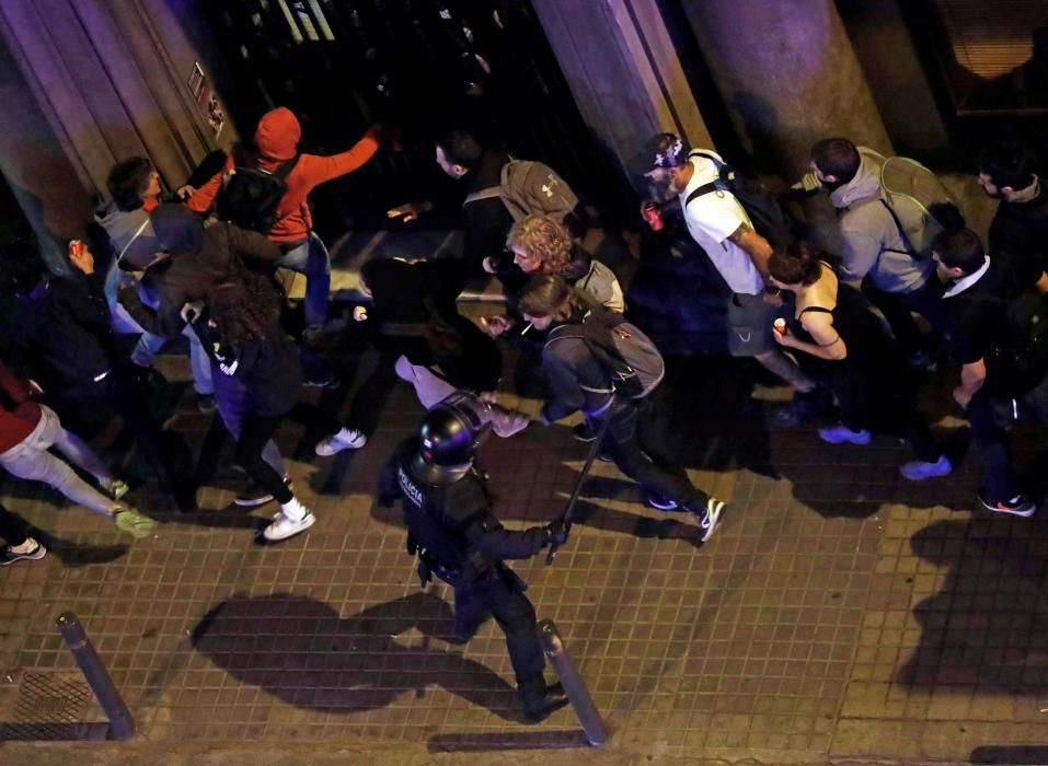 Els Mossos carreguen contra manifestants concentrats a Via Laietana