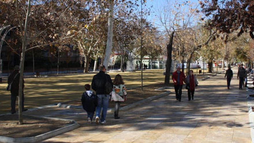 Vecinos pasean por el nuevo paseo Real de Antequera tras las obras de remodelación.