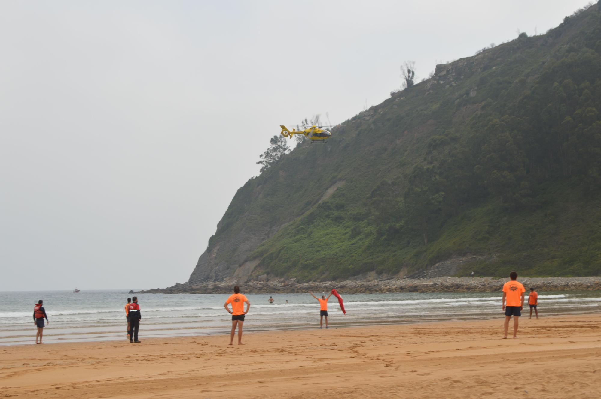 Así fue el simulacro de Salvamento en la playa de Rodiles