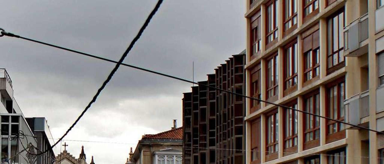 El tranvía, en la calle General Álava, en el centro de Vitoria.