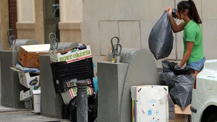 Uno de los objetivos del Ayuntamiento es asegurar que la basura se deje dentro del contenedor.