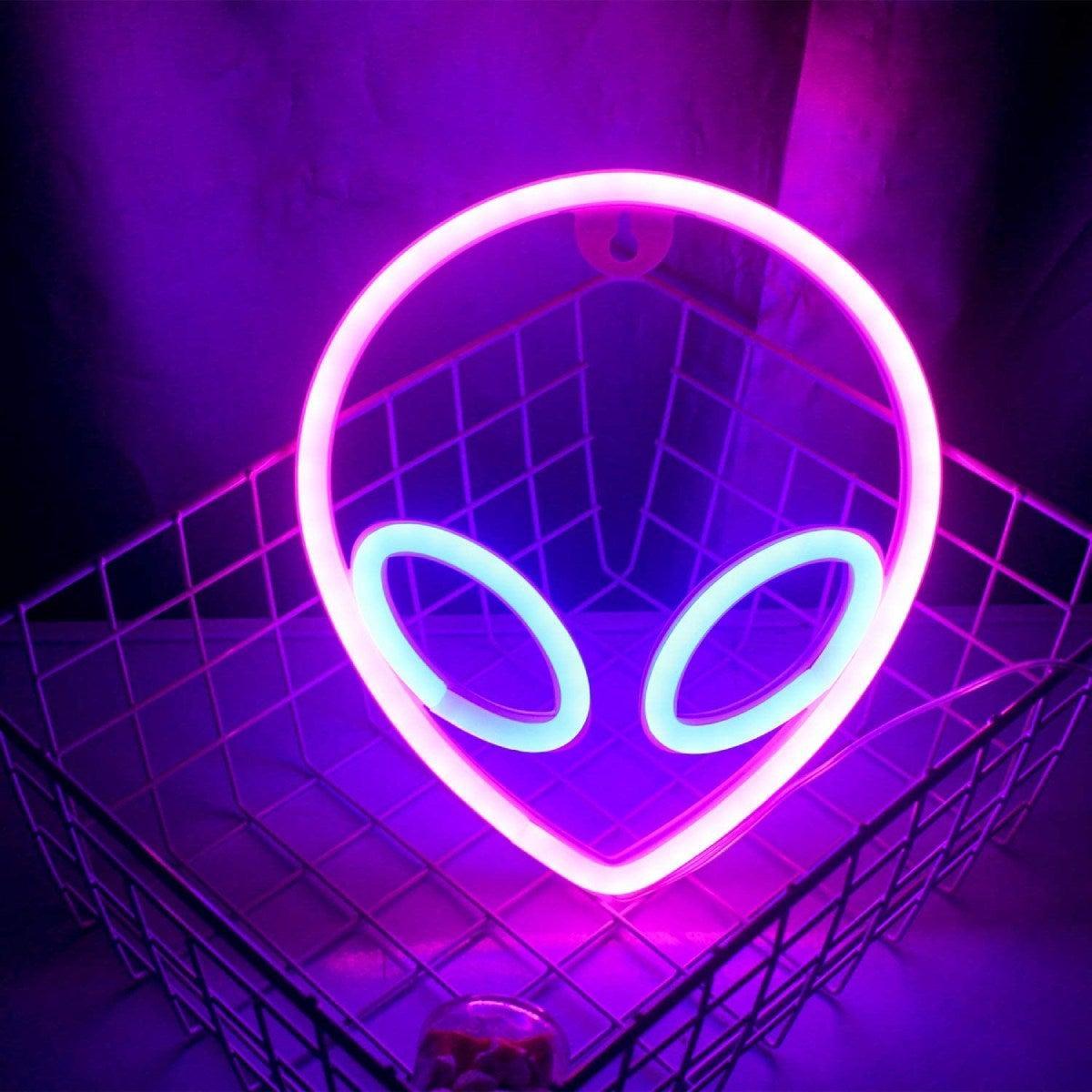 Neón en forma de cabeza de alien de Amazon