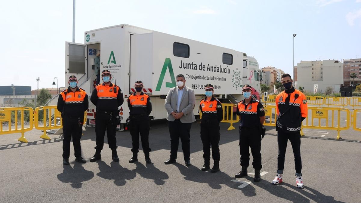 El alcalde ha agradecido a los voluntario de Protección Civil su colaboración en el cribado masivo.