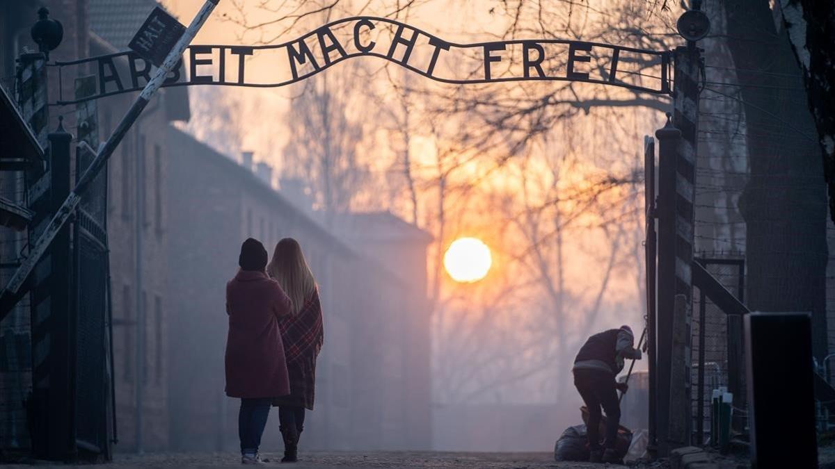 Entrada al campo de exterminio de Auschwitz, en la que se mantiene el cartel de 'El trabajo os hará libres'.