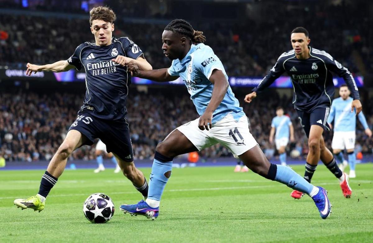 El jugador del City Jeremy Doku (d) ante Thiago Pitarch, del Madrid, durante el partido de vuelta de octavos de la UEFA Champions League que han jugado Manchester City y Real Madrid