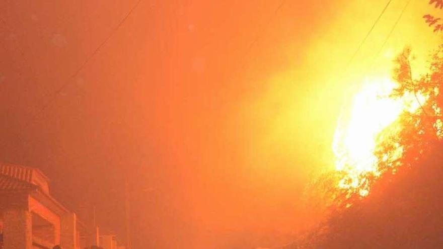 Incendio en una aldea de Meis, el pasado octubre. // Noé Parga