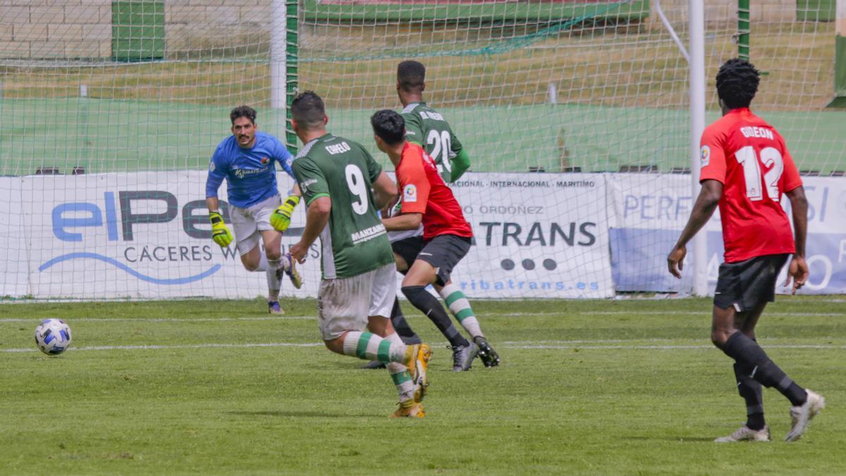 Una acción del partido entre el Cacereño y el Montijo.