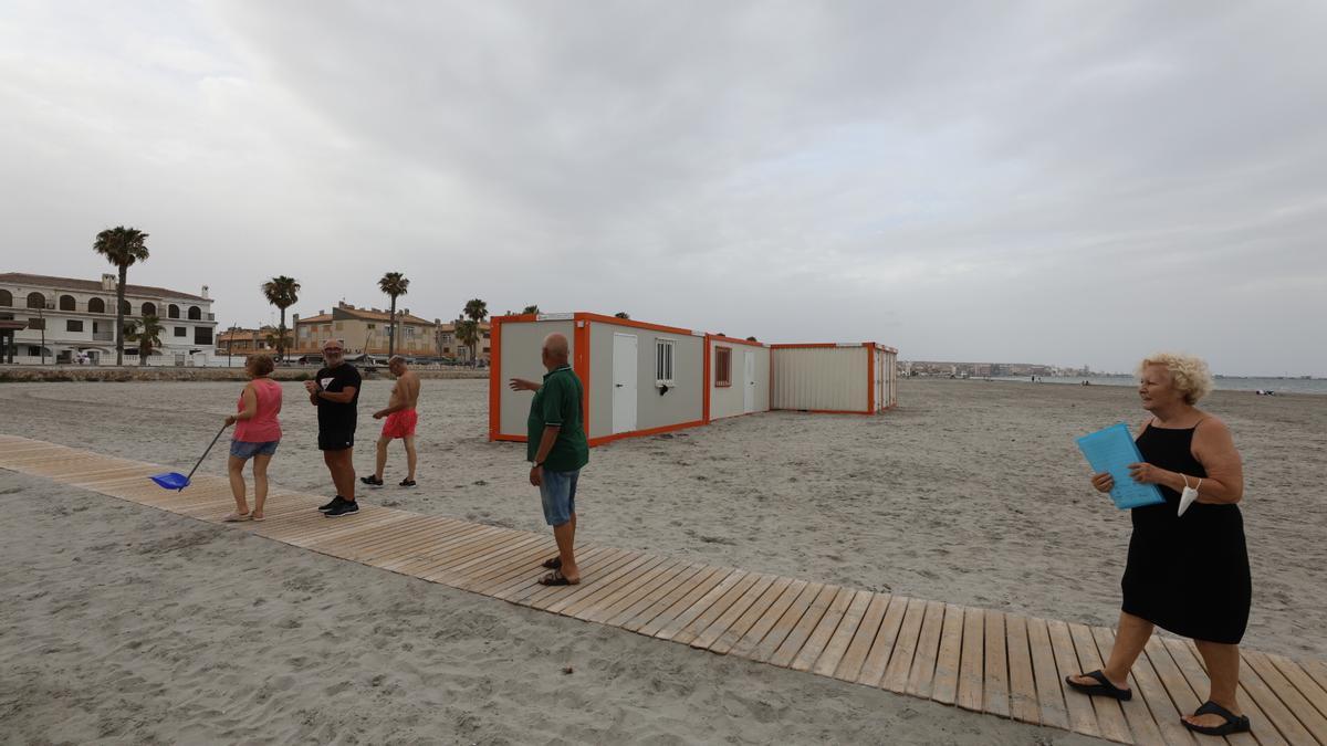 Vecinos en la playa del Tamarit donde se va a practicar kitesurf