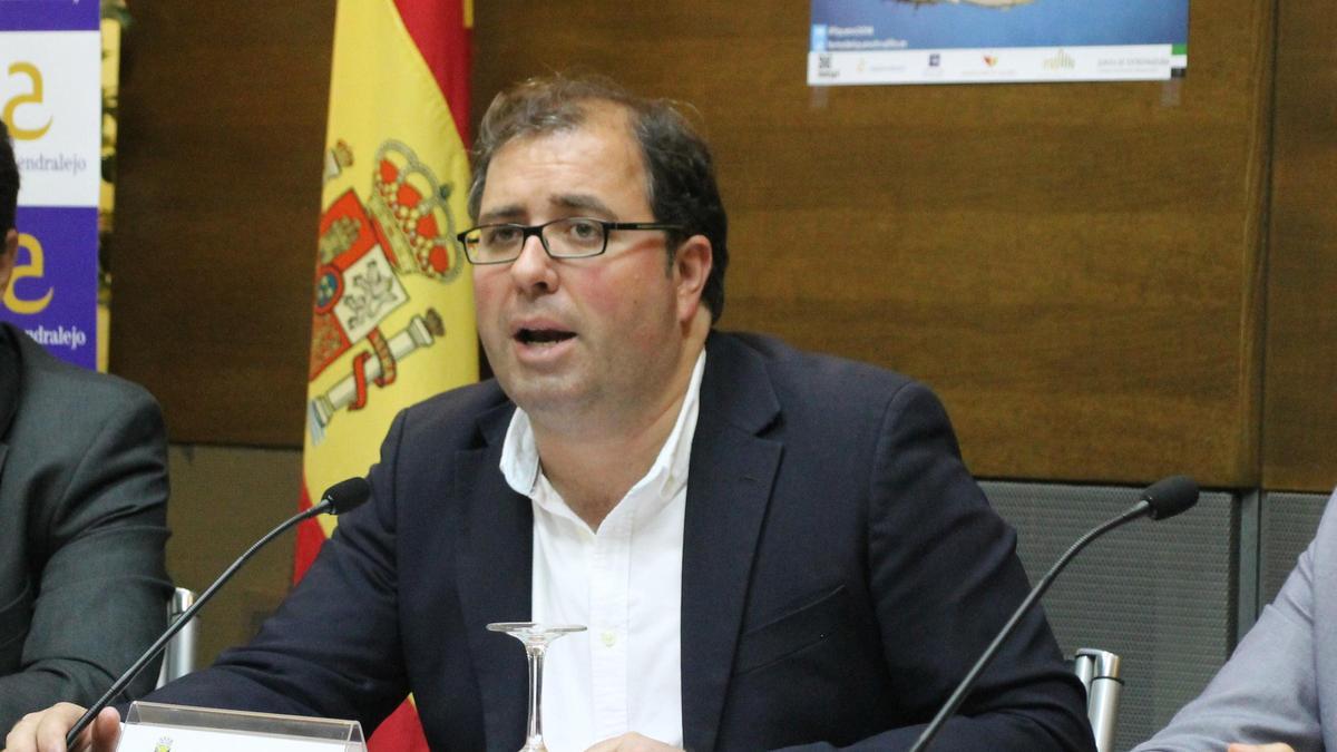 Alberto Casero, durante su etapa como alcalde de Trujillo, presenta la feria del queso de 2018.