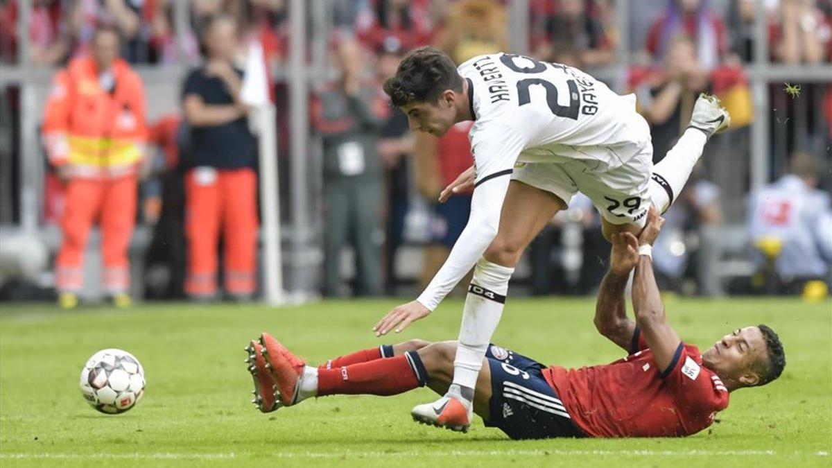 Kai Havertz, del Bayer Leverkusen, lucha un balón con el exazulgrana Thiago