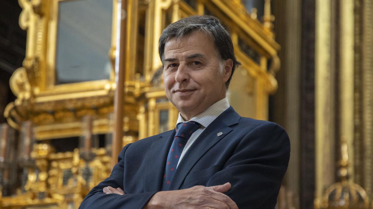 Alfonso Orti, frente al paso del Señor del Santo Sepulcro.