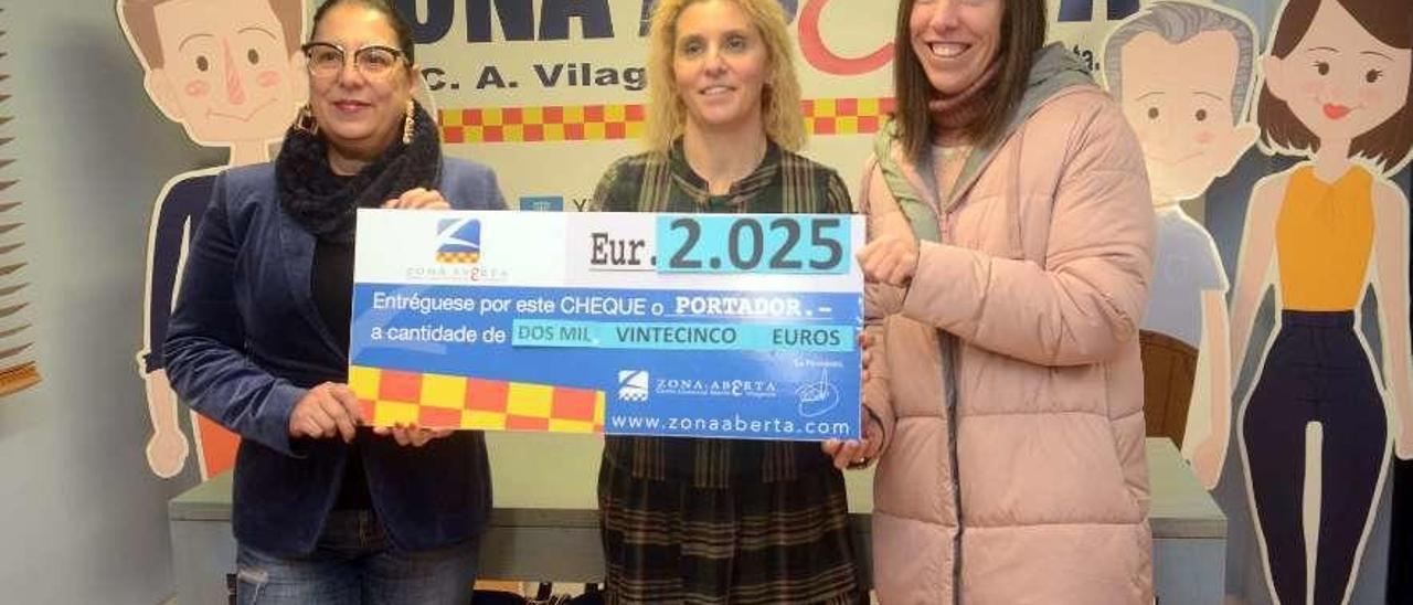 Zona Aberta entrega la recaudación de la media maratón solidaria  |  La asociación de comerciantes Zona Aberta de Vilagarcía de Arousa entregó ayer el talón con el dinero recaudado en la octava edición de la media maratón solidaria, un total de 2.025 euros, a las representantes de la Fundación Andrea, de apoyo a los niños con enfermedades de larga duración, crónicas y terminales. En la media maratón solidaria de Zona Aberta participaron medio millar de atletas procedentes de distintos puntos de la comunidad autónoma.