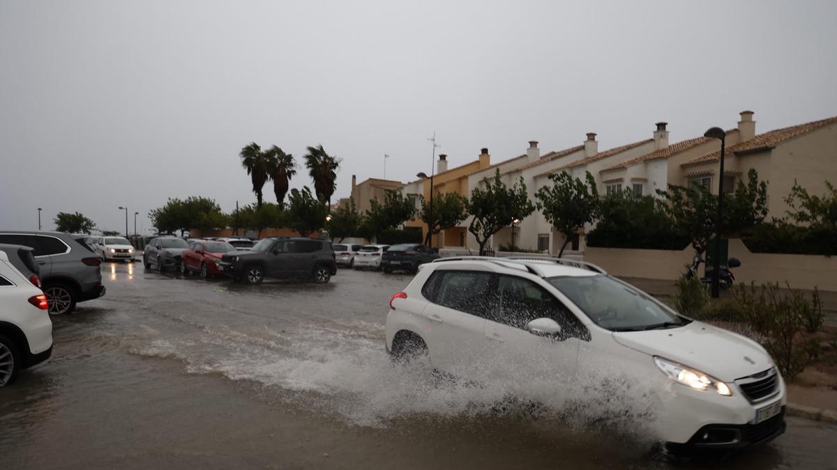Calles inundadas en el Perellonet la semana pasada por las lluvias.