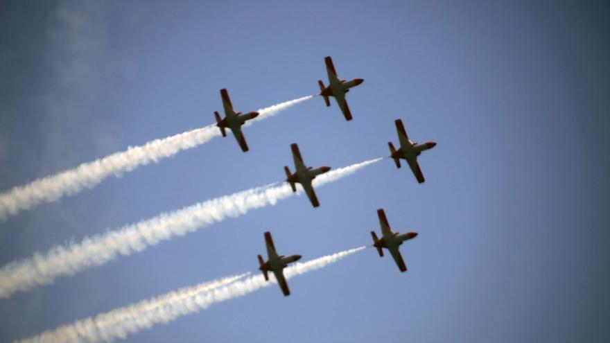 Archivo - La Patrulla Águila hacen diferentes formaciones y piruetas para el deleite de los espectadores malagueños, a 25 de marzo de 2023 en Málaga, (Andalucía, España). La Patrulla Águila con motivo de la celebración del Marca Sport Weekend sobrevuela