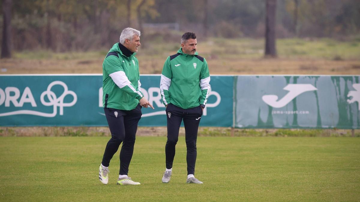 Iván Ania, a la derecha, junto a César Negredo en un entrenamiento de esta semana.