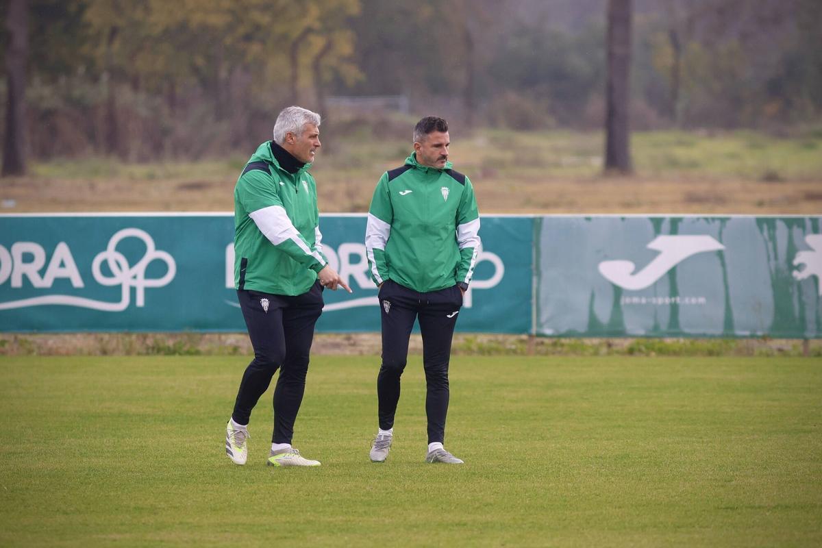 Iván Ania, a la derecha, junto a César Negredo en un entrenamiento de esta semana.