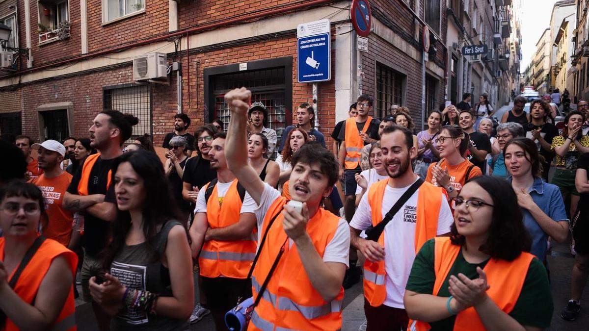 Activistas del SIndicato de Inquilinas intentan parar el desahucio este miércoles.