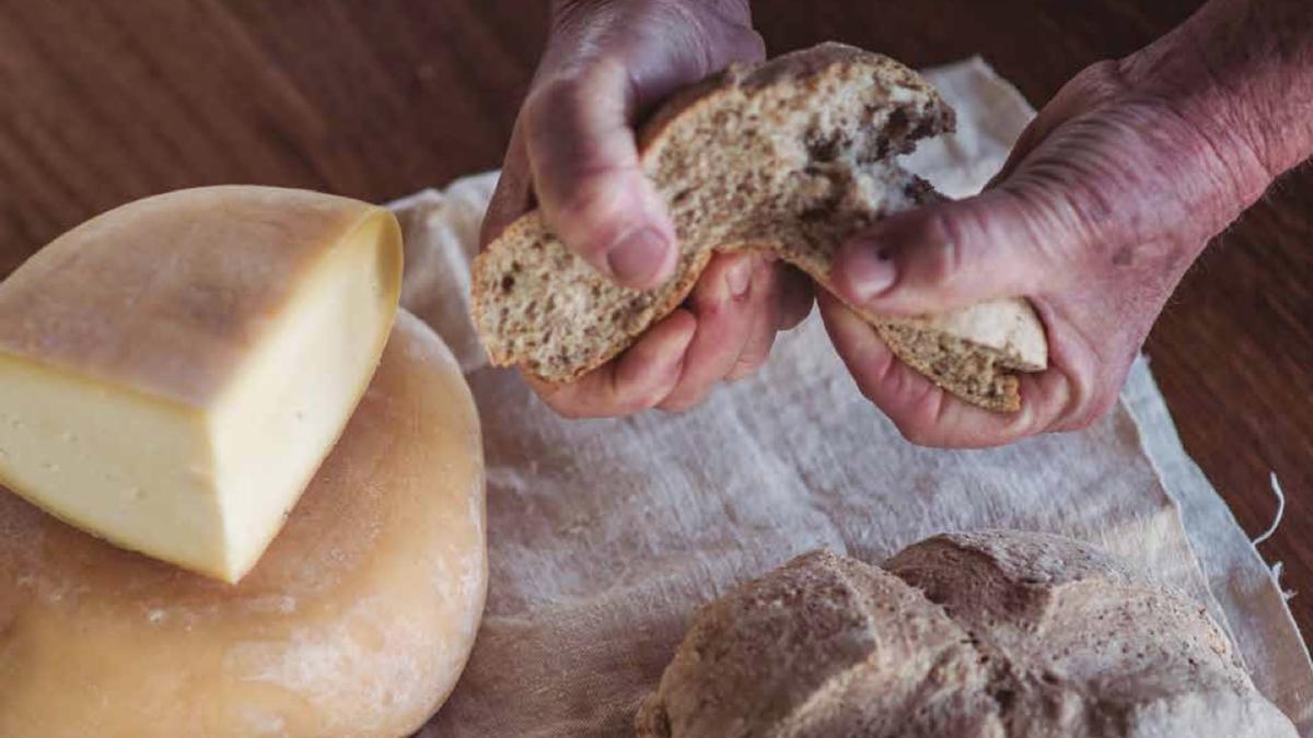 Los quesos con Denominación de Origen Protegida son de pasta prensada  y forma cuadrada que mantienen la tradición milenaria de elaboración.