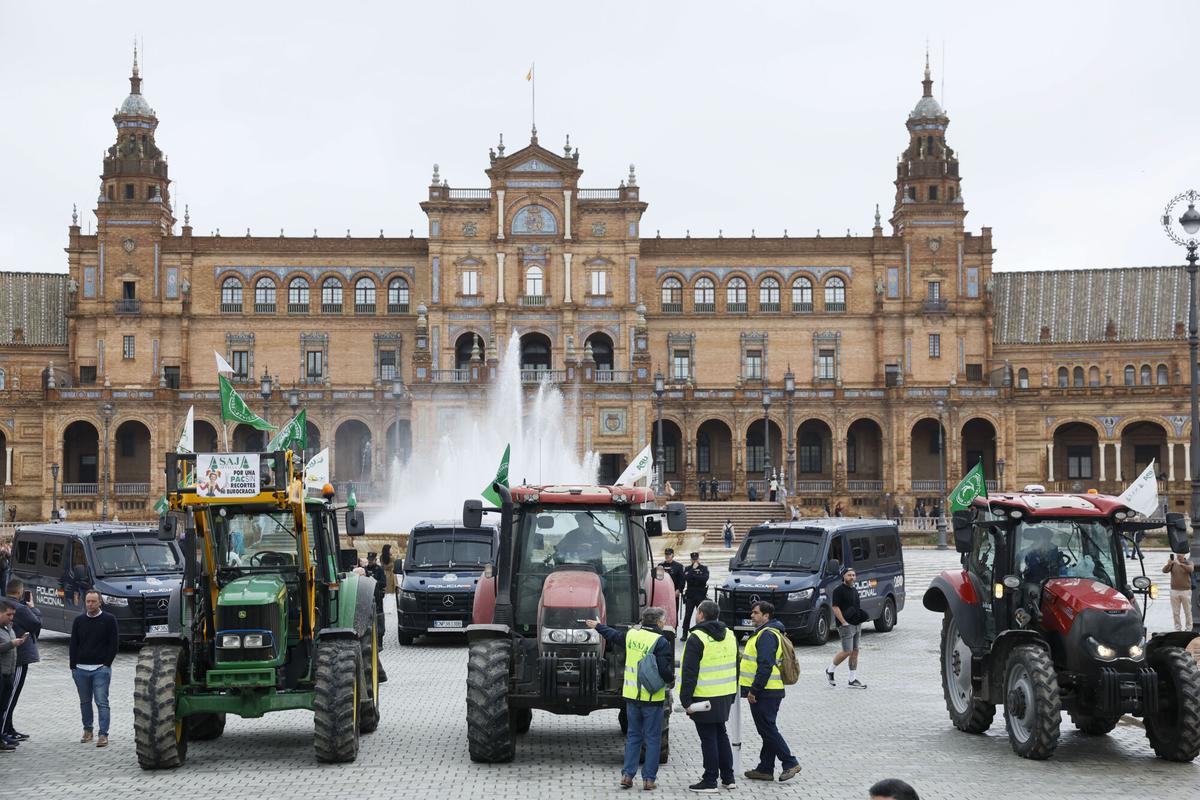 Varios tractores llegan a la Plaza de España de Sevilla, este martes. Varios tractores llegan a la Plaza de España de Sevilla, este martes.