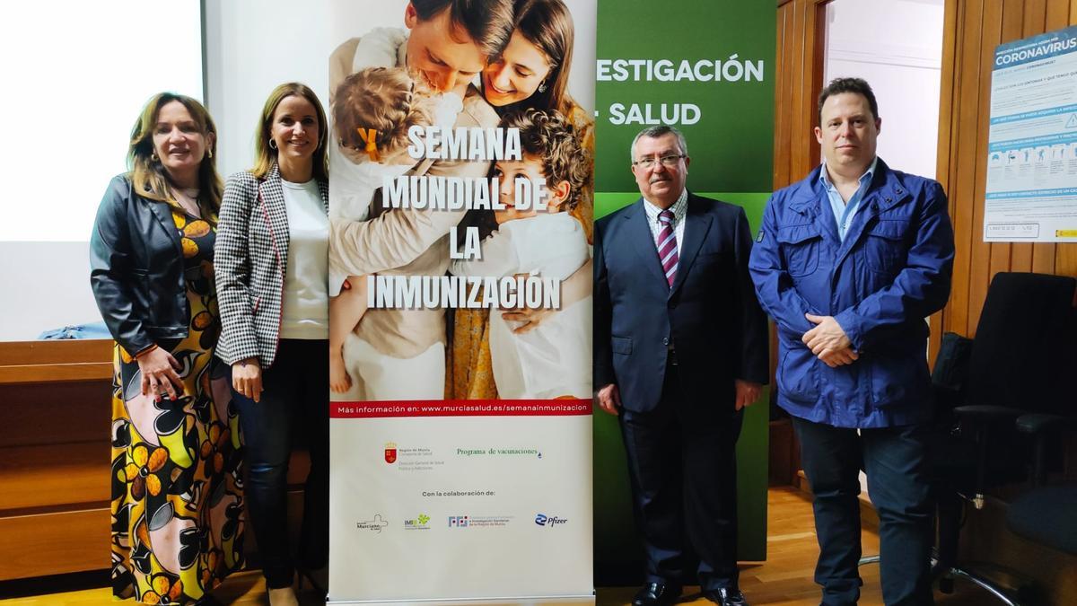 De izquierda a derecha: Fuensanta Martínez, directora de FFIS; Isabel Ayala, directora general de Asistencia Sanitaria del SMS; el médico  Pedro José Bernal y el crítico de cine Antonio Rentero.