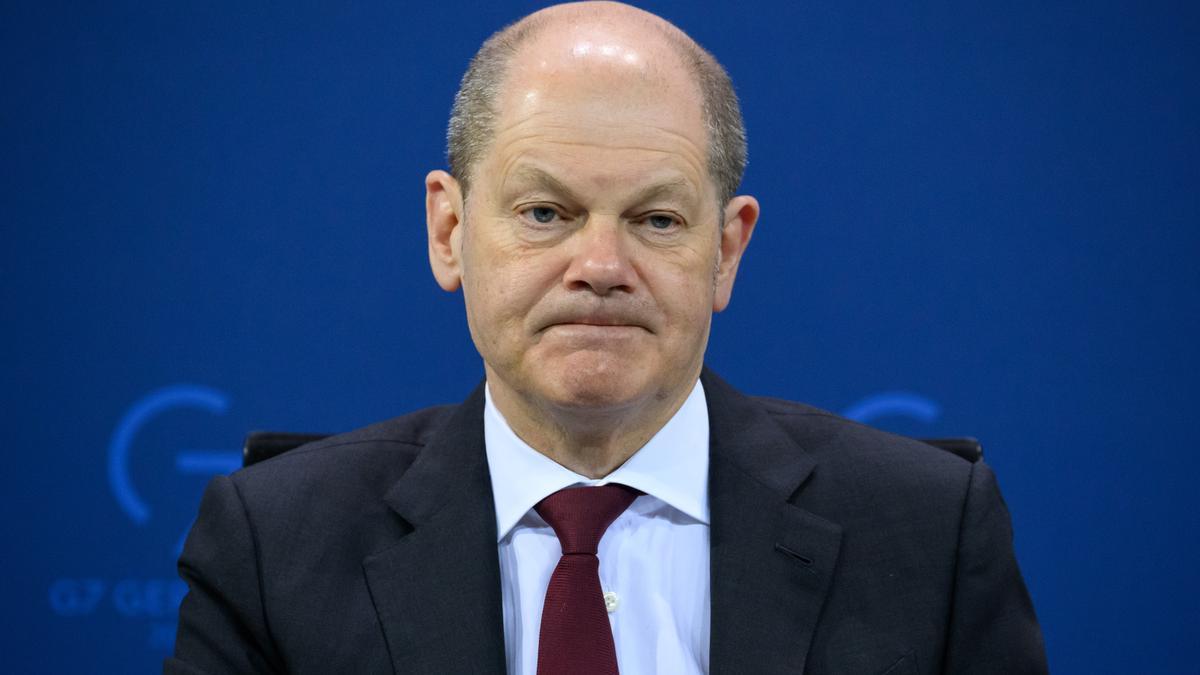 07 April 2022, Berlin: German Chancellor Olaf Scholz attends a press conference following consultations between the German government and the heads of state governments at the Federal Chancellery. The main topic of this special MPC was questions about ref