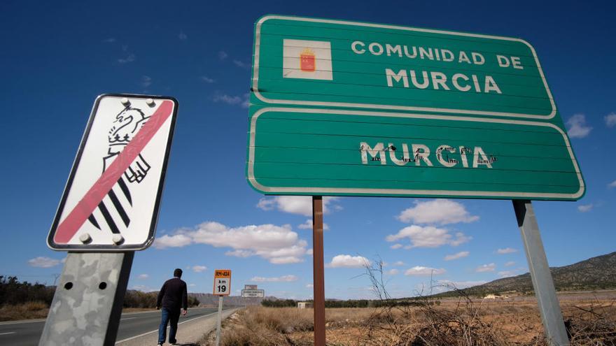 Límite entre la Comunidad Valenciana y Murcia en la carretera de Pinoso a Yecla; aquí, en el lado murciano también se habla valenciano.